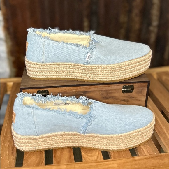 NWOT- TOMS Women’s Espadrille Slip on Shoes Light Blue Denim Frayed Edges - Picture 2 of 9